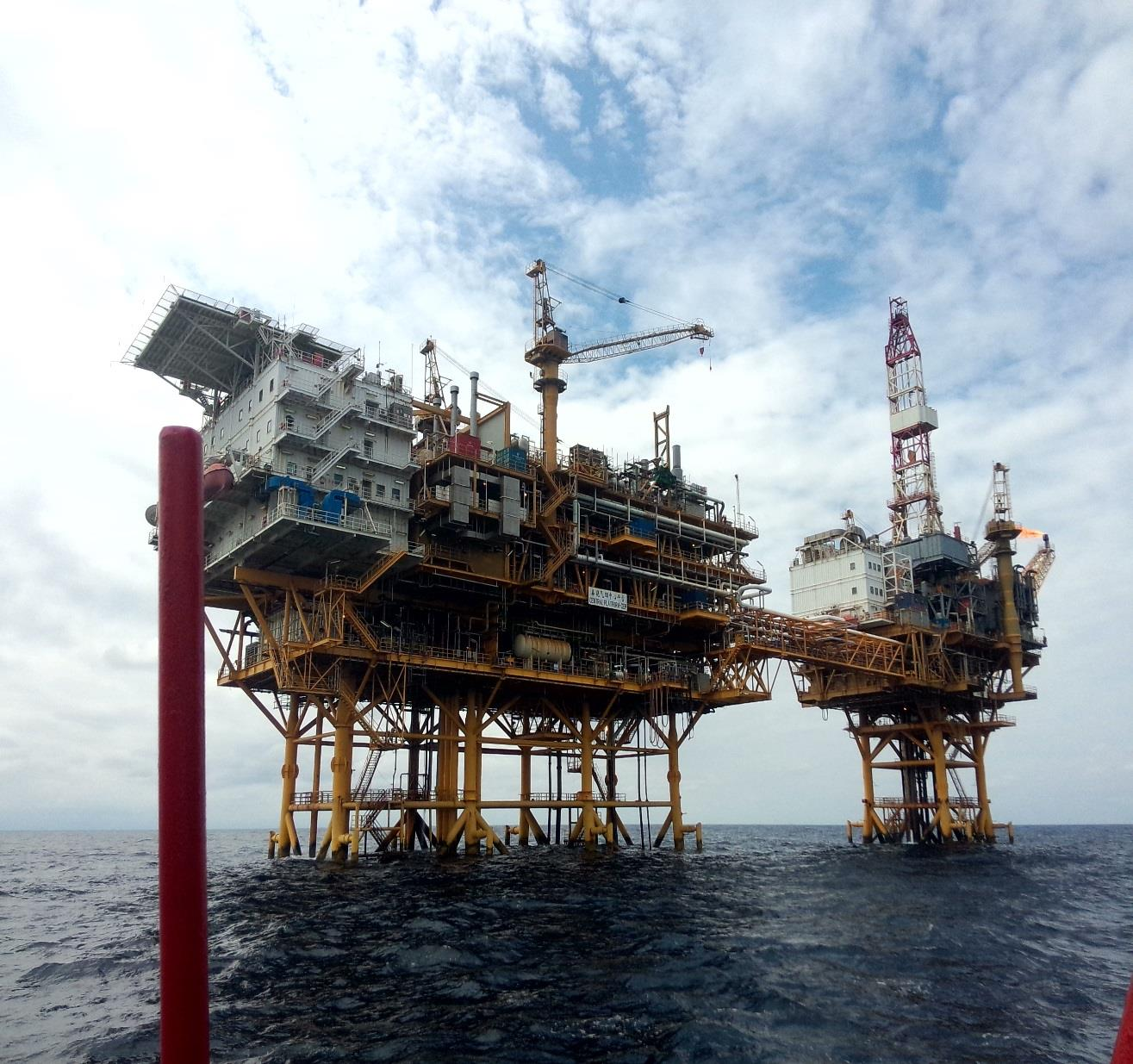 Anti-corrosion coating system for marine engineering equipment